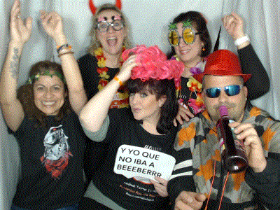 Invitados disfrutando del fotomatón con atrezzo